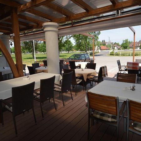 Piroska Csarda Es Panzio Bed and Breakfast Siófok Eksteriør billede