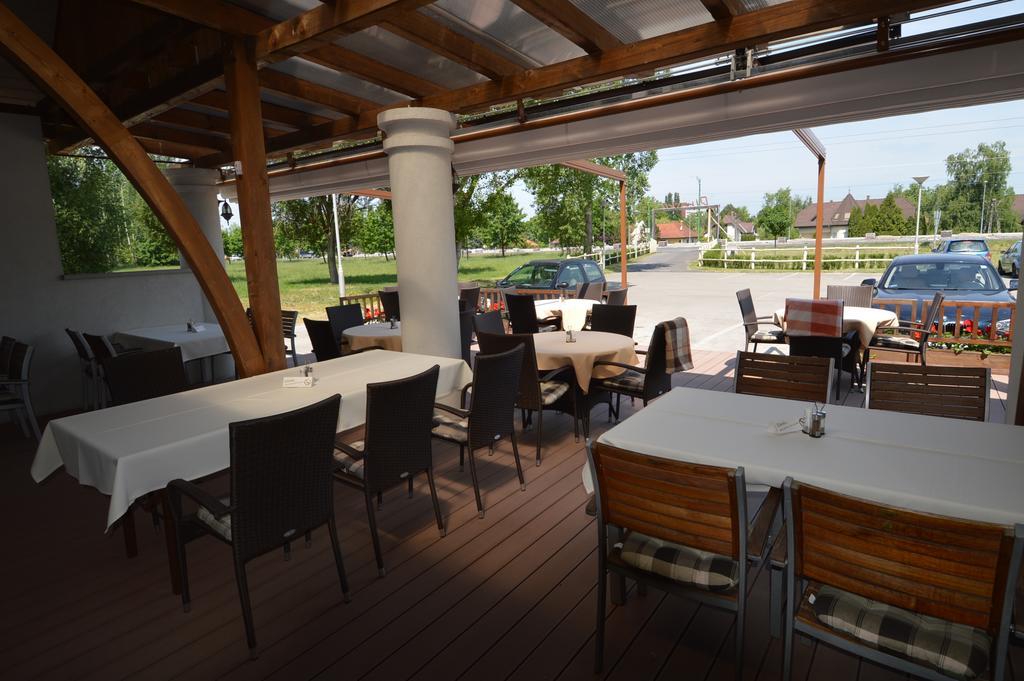 Piroska Csarda Es Panzio Bed and Breakfast Siófok Eksteriør billede