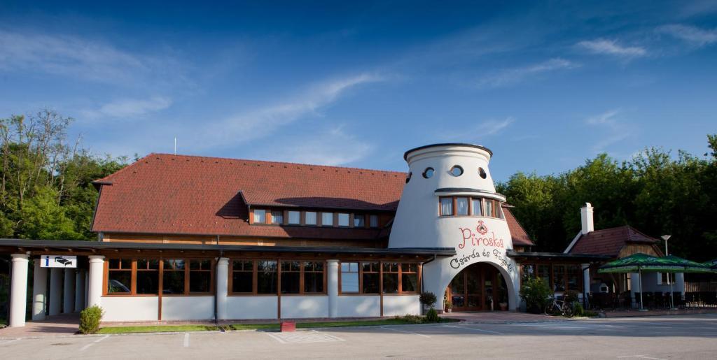 Piroska Csarda Es Panzio Bed and Breakfast Siófok Eksteriør billede